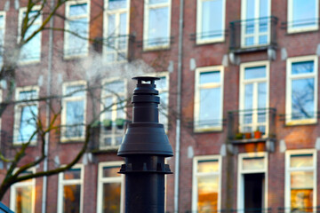 Il camino sopra il tetto di una  barca abitabile