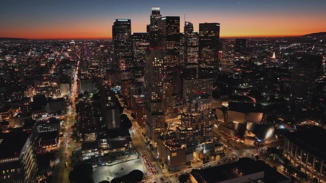 edificio de una ciudad grande los angeles california de los estados unidos, mientras cae un atardecer y vuela un drone