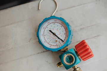 Blue pressure gauge with the arrow pointing at maximum