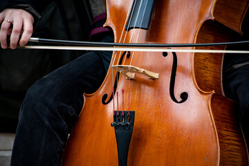 Mujer tocando el violonchelo 