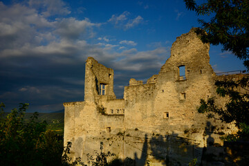 średniowieczny zamek ruiny, ruiny zamku na g&oacute;rze, castle, ruins of a castle on a hill against the blue sky, castle ruins in golden hour