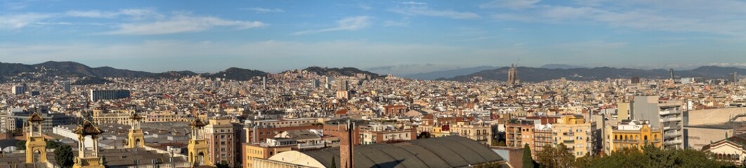 Fototapeta premium Vue panoramique de Barcelone depuis la colline de Montjuïc. Vue aérienne panoramique de la ville de Barcelone en Espagne.