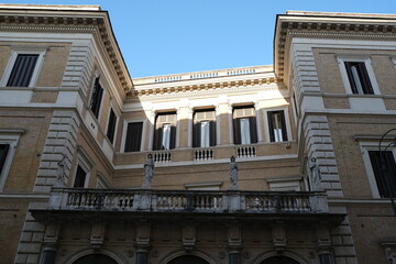 Obraz premium Historic classical building with statues on a balustrade under a clear blue sky