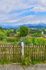 Naklejka premium Schöner rustikaler Bauerngarten, in der Nähe der Ortschaft “Seeg im Allgäu“, Deutschland, Bayern.