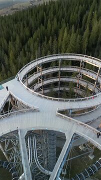 Poronin - Polska - kładka widokowa z kt&oacute;rej widać całą panorame Tatr. Piękne widoki na ośnieżone szczyty zimą