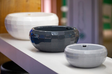 Flower pot bowl with legs, insert, herb pot, plant bowl, ecologically recycled
Handmade clay pottery on the display.