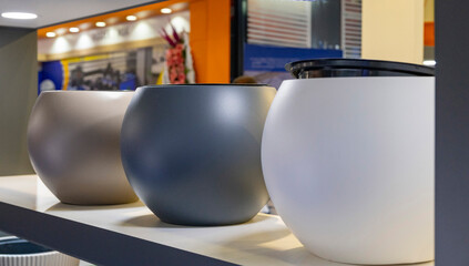 Flower pot bowl with legs, insert, herb pot, plant bowl, ecologically recycled
Handmade clay pottery on the display.