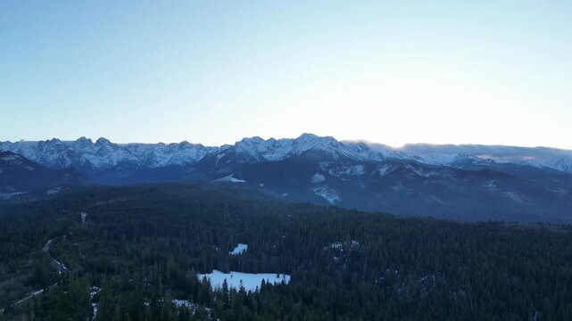 Tatry Wysokie - Polska - widok z drona na monumentalne Tatry zachodnie podczas zachodu słońca w zime.