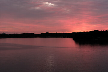 鮮やかに色付いた猪鼻湖の夜明け