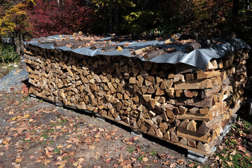 切って、割って、積んで、乾燥を待つストーブ用の薪