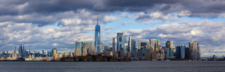 Obraz premium Lower Manhattan skyline across New York Harbor with Freedom Tower, NYC