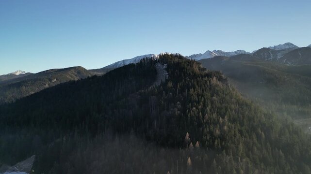 Zakopane - Polska - Tatry i g&oacute;ra Nosal nagrana dronem w zimowe południe