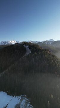 Zakopane - Polska - Tatry i g&oacute;ra Nosal nagrana dronem w zimowe południe