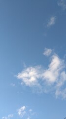 Ciel bleu avec nuages l&eacute;gers et atmosph&egrave;re paisible
