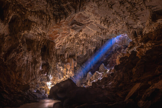 feixe de luz em caverna na cidade de S&atilde;o Domingos, Estado de Goi&aacute;s, regi&atilde;o de Terra Ronca, Brasil