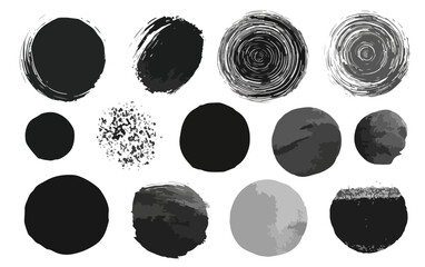 Set schwarzer, transparenter Pinselstriche und Kreise in verschiedenen Texturen und Graustufen f&uuml;r Designprojekte.