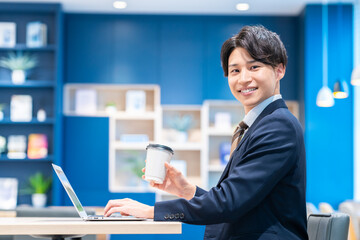 オフィスで働く若いビジネスマン