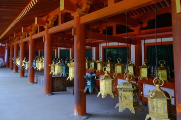 春日大社の東回廊と釣り灯籠　奈良県