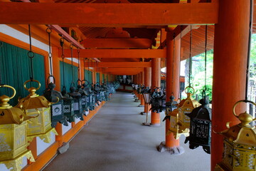 春日大社の東回廊と釣り灯籠　奈良県