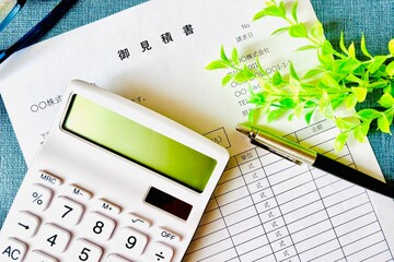 見積書と電卓