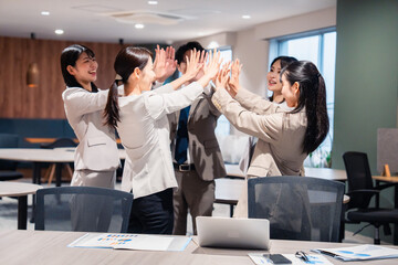 オフィスメンバー全員でハイタッチ