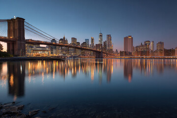 Fototapeta premium Brooklyn Bridge and Manhattan Skyline at Dusk