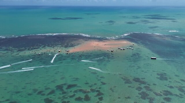 AREIA VERMELHA, MAR LINDA E BEM AZUL COM JET SKIR, BARCOS, MAR MUITO AZUL LINDO DE SE VER (Summer in Cabedelo, Areia Vermelha, beautiful and very b)