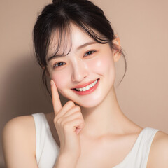 笑顔できらめく綺麗な肌と白い歯を見せる日本人女性美人モデルの接写写真。オーラルケア、スキンケア、コスメ広告用。