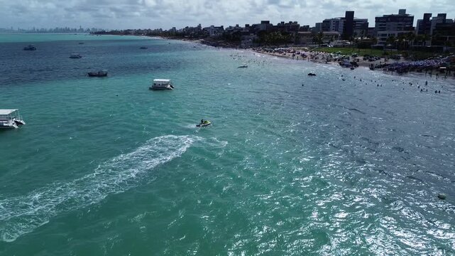 VER&Atilde;O EM CABEDELO EM AREIA VERMELHA 2026, MAR LINDA E BEM AZUL COM JET SKIR, BARCOS, LOTADO DE BARCOS E O MAR MUITO AZUL LINDO DE SE VER (Summer in Cabedelo, Areia Vermelha 2026, beautiful and very b)
