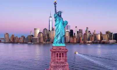 Fototapete Freiheitsstatue New York skyline at Statue of Liberty. American Independence Day. NYC with World Trade Center and Statue of Liberty. Manhattan skyline Freedom Tower and Liberty Statue.  © Volodymyr