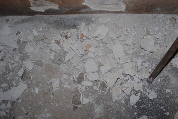 Wall preparation: Deep cleaning surfaces and ceilings with a broom before painting in home renovation project