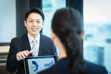 打ち合わせするビジネスパーソン