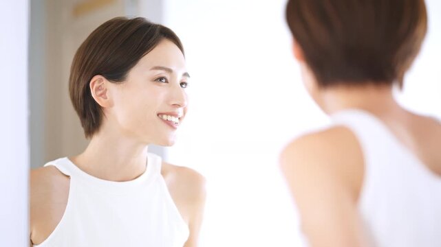 鏡を見ている女性のビューティーイメージ