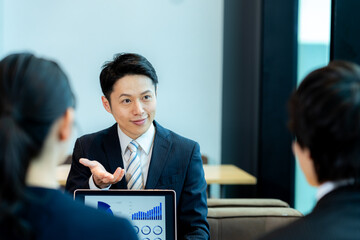 打ち合わせするビジネスパーソン