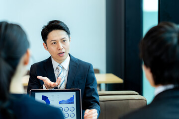 打ち合わせするビジネスパーソン