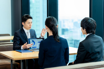 打ち合わせするビジネスパーソン