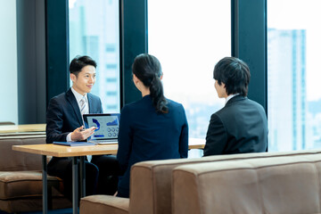 打ち合わせするビジネスパーソン