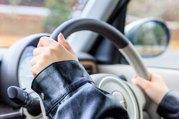 20代 女性 車 運転 顔なし イメージ