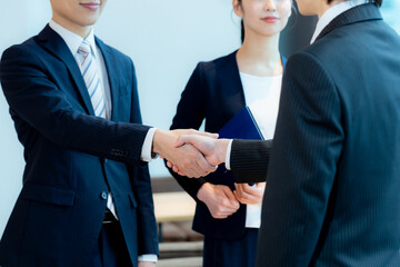 握手するビジネスマン
