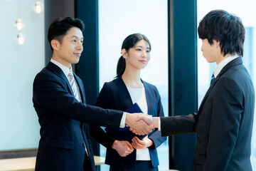 握手するビジネスマン