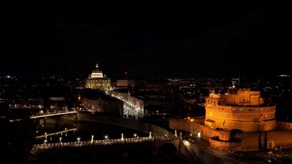 Suggestiva ripresa aerea del centro di Roma di notte. Italia.
La città illuminata dalle luci di...