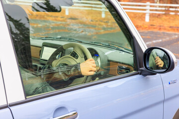 20代 女性 車 運転 顔なし イメージ