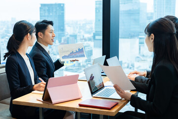 ミーティングするビジネスパーソン