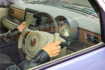 20代 女性 車 運転 顔なし イメージ