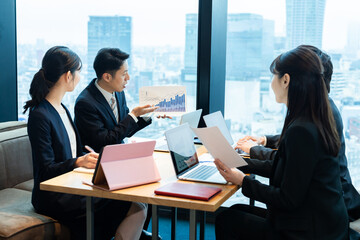 ミーティングするビジネスパーソン