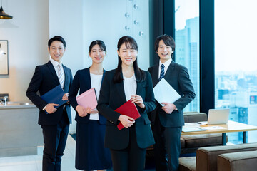 オフィスで働くビジネスパーソン