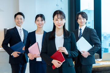 オフィスで働くビジネスパーソン