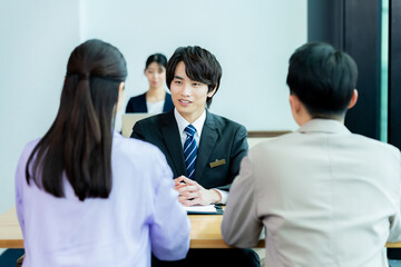 Obraz premium 打ち合わせするプランナー