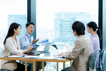 オフィスでミーティングするビジネスパーソン