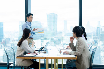 オフィスでミーティングするビジネスパーソン